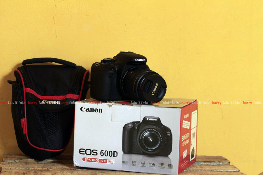 wts canon 600D kit banyak bonus super mulus cuy. garansi desember 2014