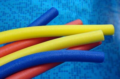 WaTeR NoOdLe FLEXIBLE FoAm flotador For SwimMinG ; PeLaMpUnG BERENANG BuSa ORIGINAL