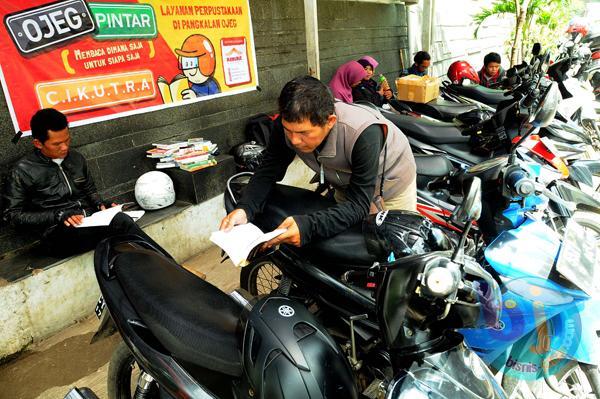 Keren ! Ada Perpustakaan di Pangkalan Ojek ini