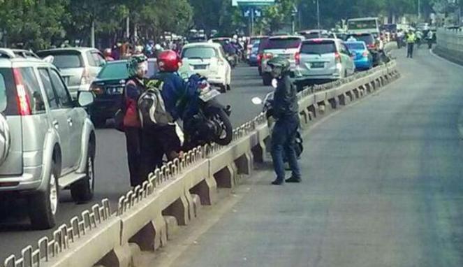 Takut Dirazia Polisi, Pengendara Nekat Angkat Motor dari Jalur Busway