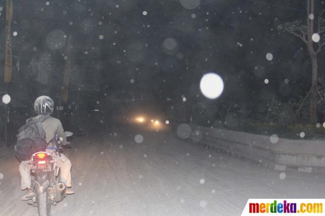 SHARE (PHOTO) HUJAN ABU VULKANIK GUNUNG KELUD 13-02-14, # PRAY FOR GUNUNG KELUD