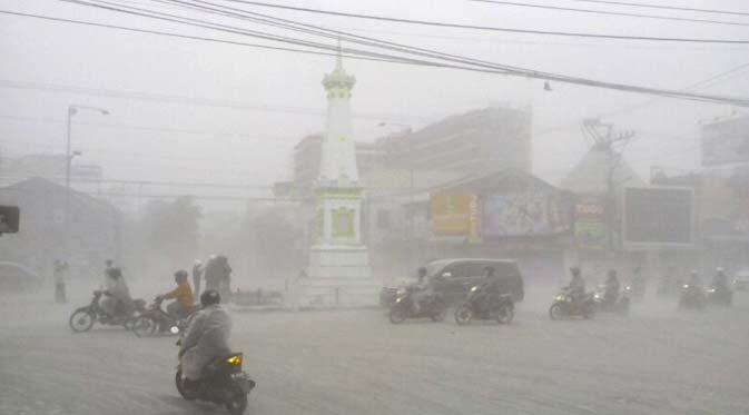 SHARE (PHOTO) HUJAN ABU VULKANIK GUNUNG KELUD 13-02-14, # PRAY FOR GUNUNG KELUD