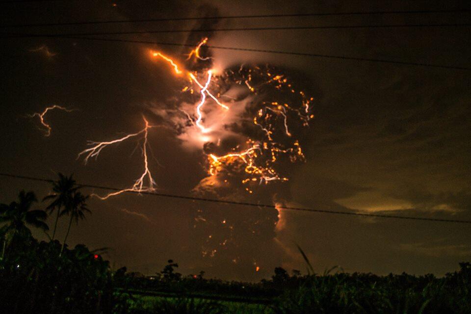 Gunung Kelud Mbeledos ....Meletus 22:50 - 13 feb 2014