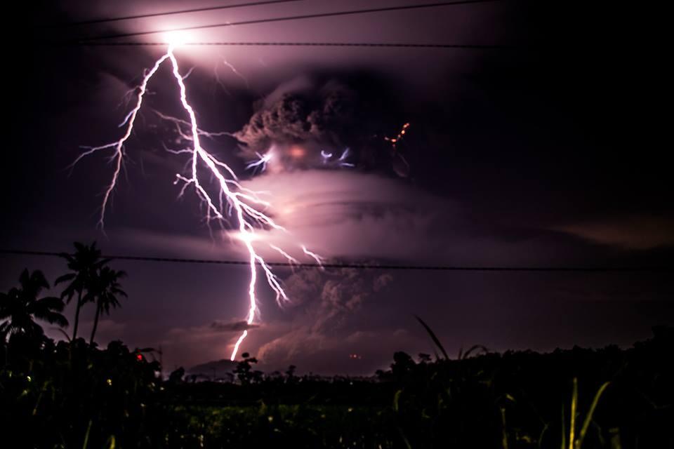 Gunung Kelud Mbeledos ....Meletus 22:50 - 13 feb 2014