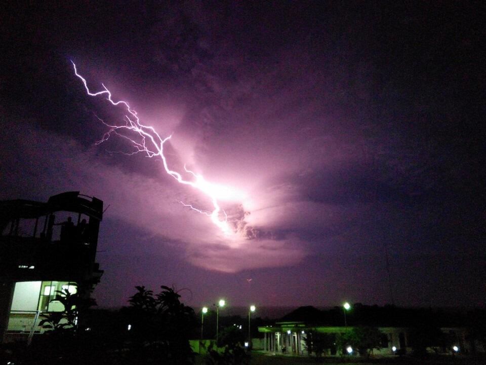 Hot News : &quot; Gunung Kelud MELETUS !!! &quot;