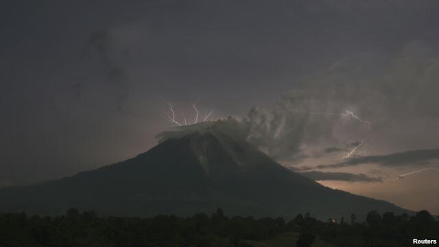 kenapa petir menyambar saat gunung akan erupsi ? ini jawabannya