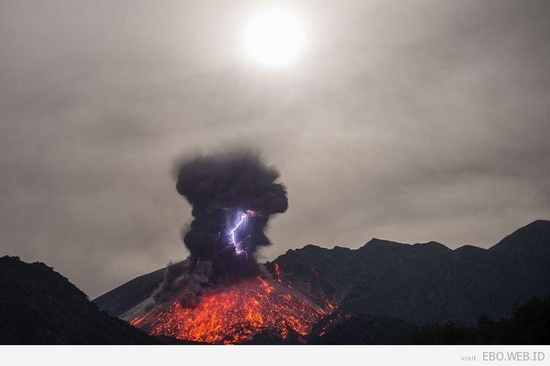 kenapa petir menyambar saat gunung akan erupsi ? ini jawabannya