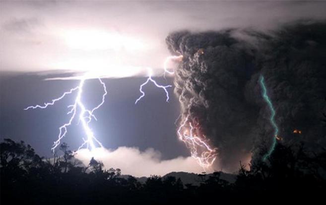 kenapa petir menyambar saat gunung akan erupsi ? ini jawabannya