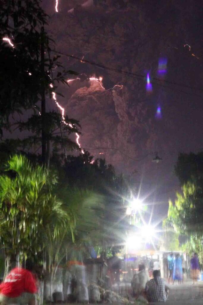 kumpulan FOTO KILAT DAN DAMPAK GUNUNG KELUD .