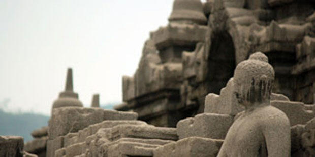 Akibat Abu Dari Gunung Kelud 73 Stupa DiBorobudur Ditutupi Plastik