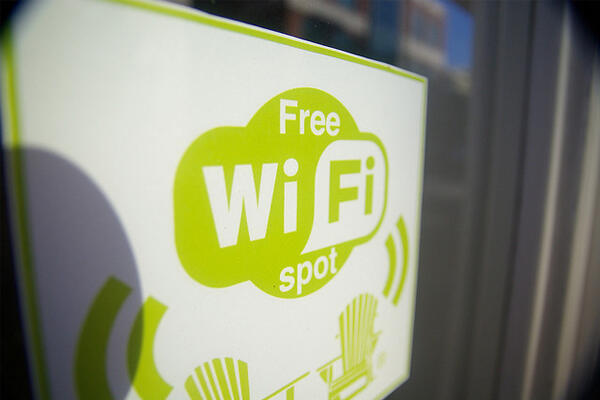 Plus Minus Gunakan WiFi di Tempat Umum