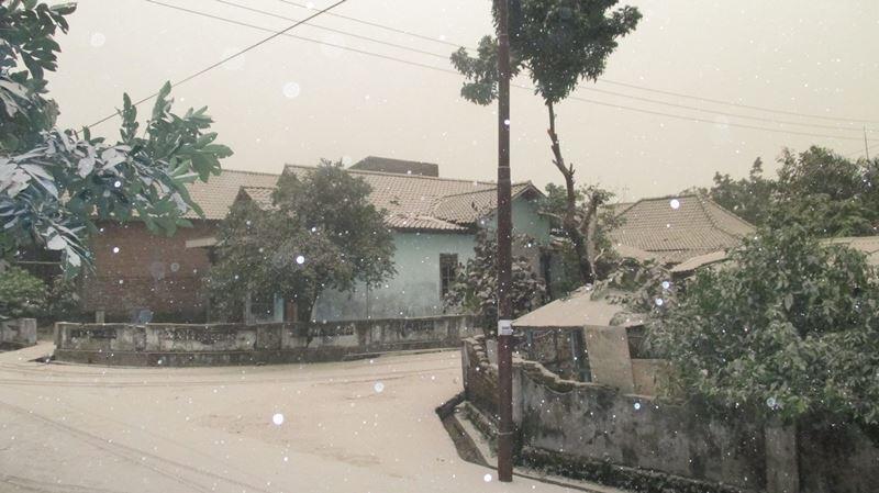 Hujan Abu Gunung Kelud,Jawa Timur Sampai kota Solo-Sekitarnya