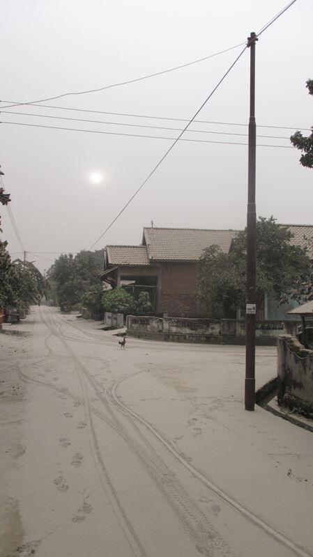 Hujan Abu Gunung Kelud,Jawa Timur Sampai kota Solo-Sekitarnya