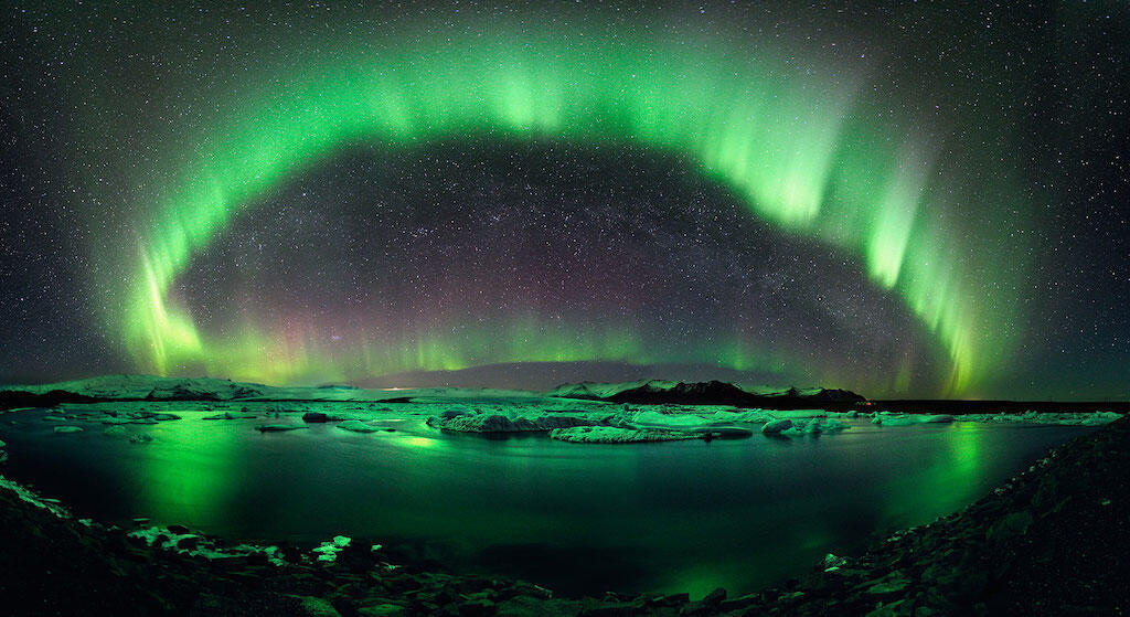 Bagaimana Sinar Aurora Yang Indah Terbentuk?