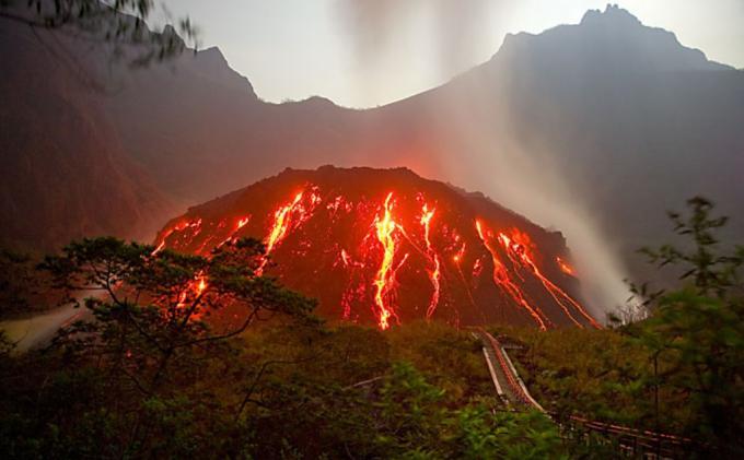 SUARA LETUSAN GUNUNG KELUD SEPERTI BOM GAN