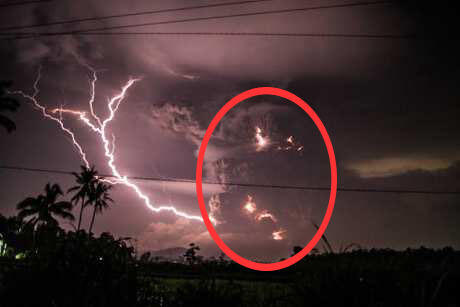 Fenomena Menarik yang Muncul di Langit Gunung Kelud Saat Meletus 