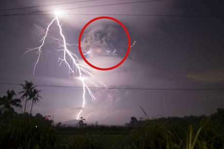 Fenomena Menarik yang Muncul di Langit Gunung Kelud Saat Meletus 