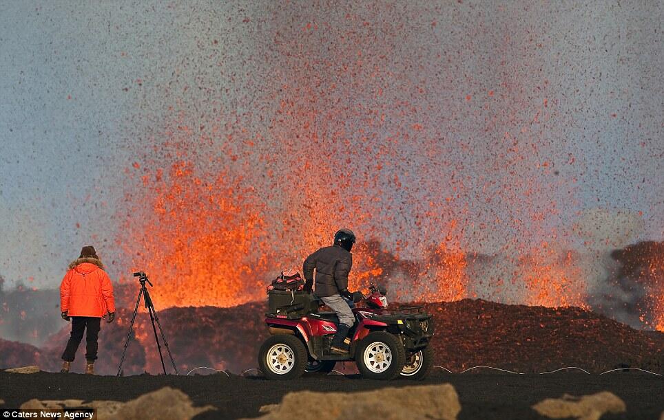 Waw , Berfoto di depan semburan lava yang tengah menyembur - AMAZING !!!