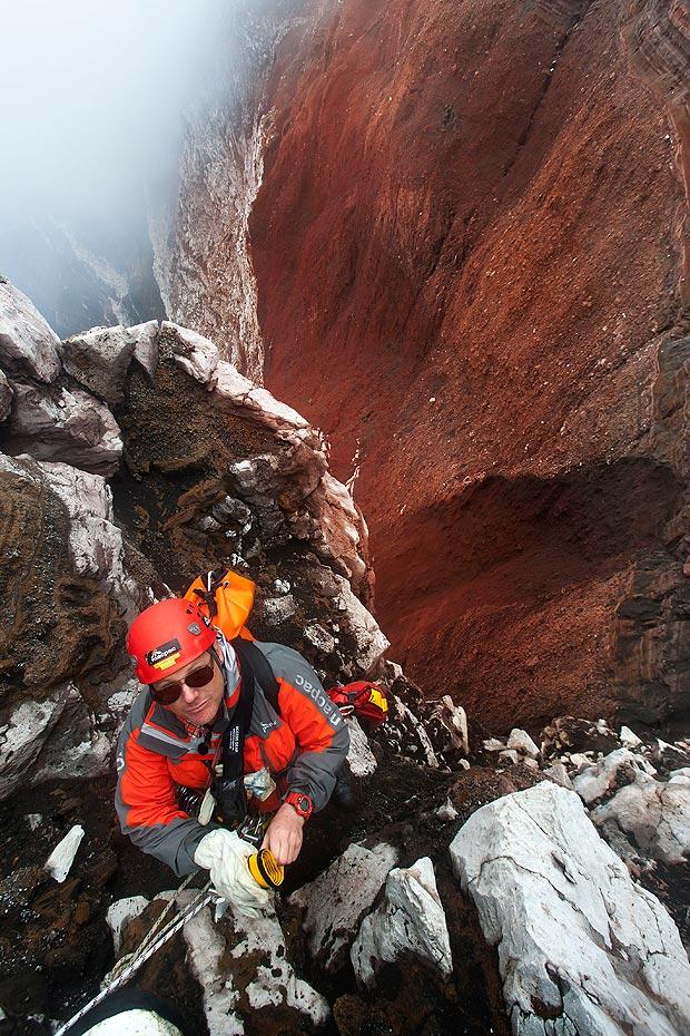 Waw , Berfoto di depan semburan lava yang tengah menyembur - AMAZING !!!