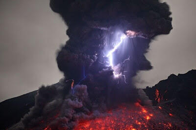 Waw , Berfoto di depan semburan lava yang tengah menyembur - AMAZING !!!