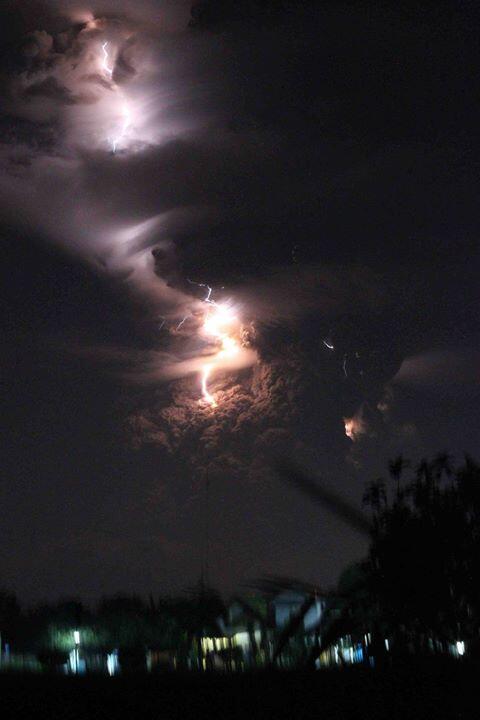 Ni Gan beberapa kilatan yang terekam dari gunung kelud