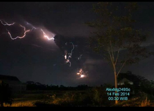 gambar meletusnya gunung kelud..!!