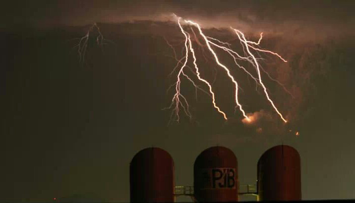gambar meletusnya gunung kelud..!!