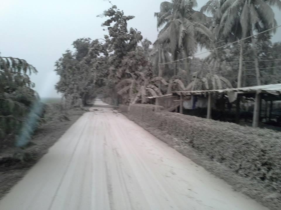 pic gunung kelud dan hujan debu