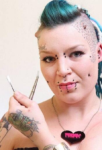Tatto Nama Co Pada Lengan Ce Dikuliti oleh Ce-nya Sendiri, Kemudian Dikirim ke Co-nya