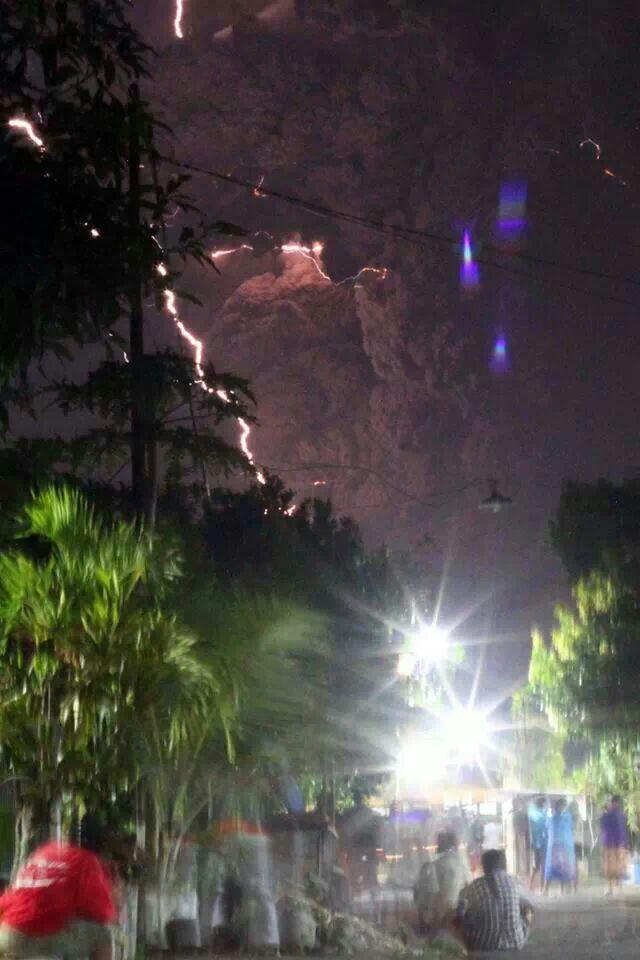 Kumpulan Foto Detik-detik Erupsi Gunung Kelud + Video