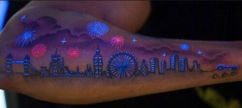Keren! Tattoo yang menyala dalam gelap