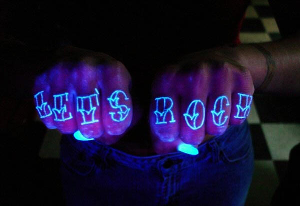 Keren! Tattoo yang menyala dalam gelap