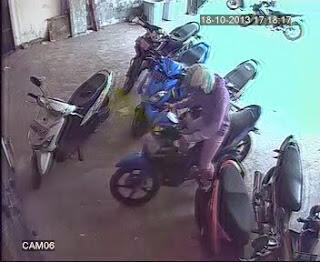 Anak SMP curi motor Terekam CCTV