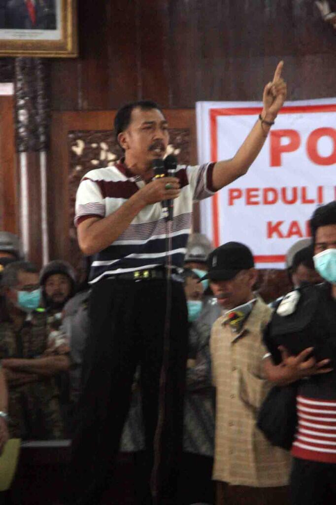 HONORER K1 KAB. NGANJUK MELANJUTKAN AKSI BERMALAM DIPENDOPO KABUPATEN