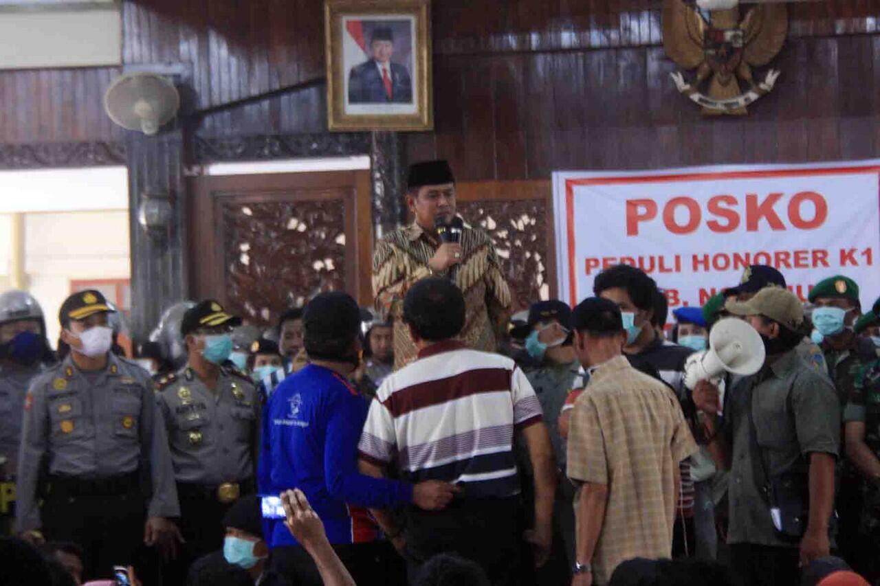 HONORER K1 KAB. NGANJUK MELANJUTKAN AKSI BERMALAM DIPENDOPO KABUPATEN
