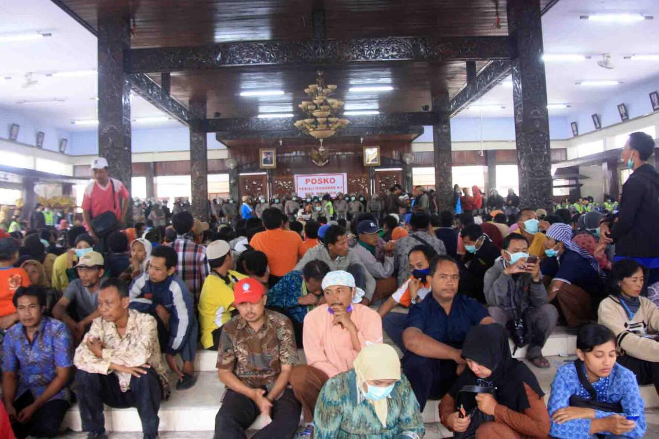 HONORER K1 KAB. NGANJUK MELANJUTKAN AKSI BERMALAM DIPENDOPO KABUPATEN