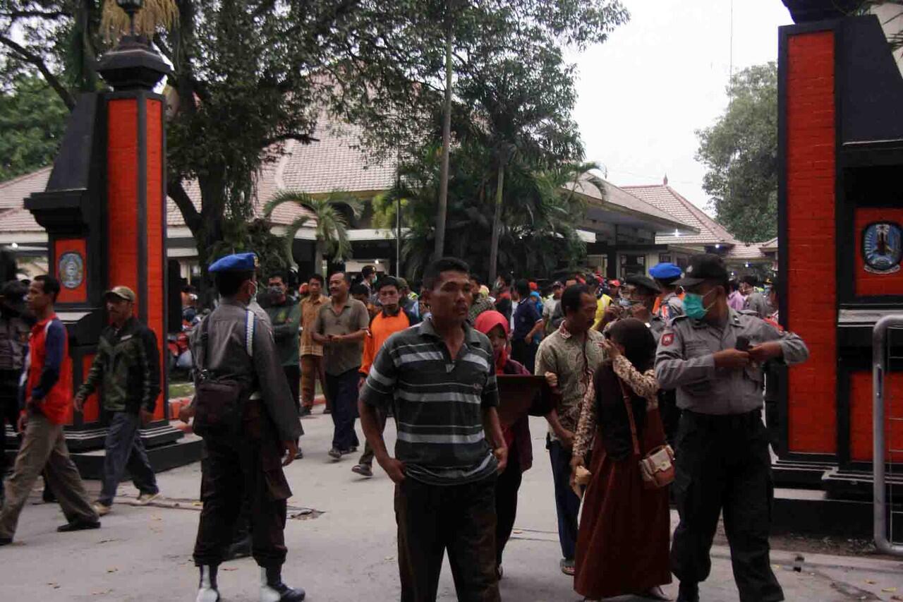 HONORER K1 KAB. NGANJUK MELANJUTKAN AKSI BERMALAM DIPENDOPO KABUPATEN