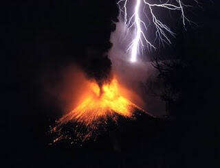 Mengapa Terjadi Petir Saat Gunung Meletus ?