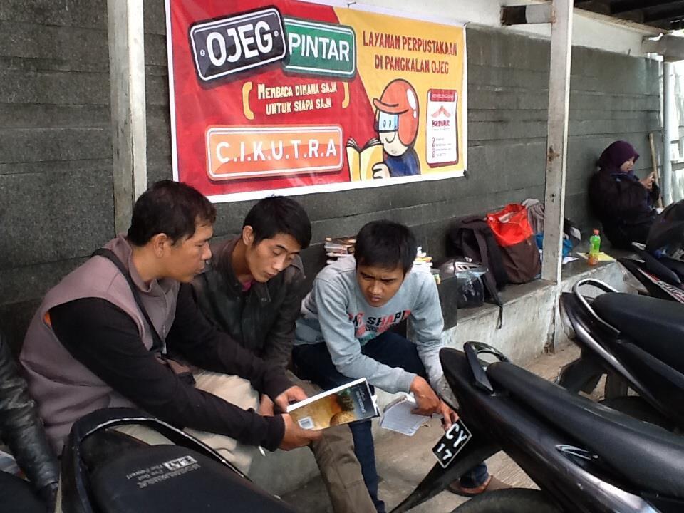 Keren ! Ada Perpustakaan di Pangkalan Ojek ini