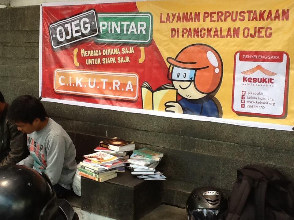 Keren ! Ada Perpustakaan di Pangkalan Ojek ini