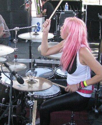 &#91;PICT&#93; The Best Female Drummer &#91;BB Dikit&#93;