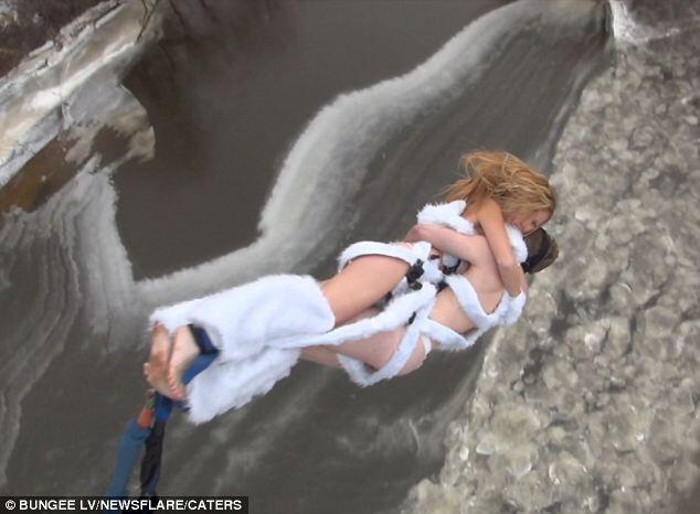 merayakan Valentine be2 ber Bungee Jumping 1/2 telanjang!!!