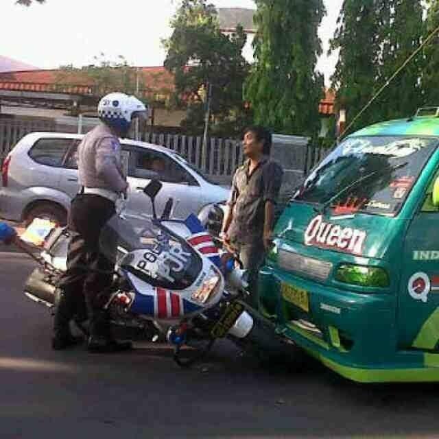 Siapa yg menang..?? ANGKOT VS POLISI