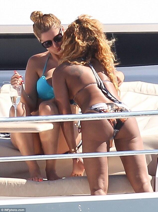 &#91;BIKINI&#93; Anggota Spice Girls Mel B Tertangkap Kamera Saat Mencium Pacar Lesbiannya