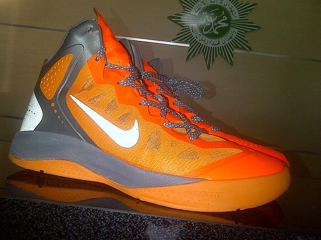 jual BU sepatu basket 2nd masih sangat mulus dan okay "JUAL CEPAT"