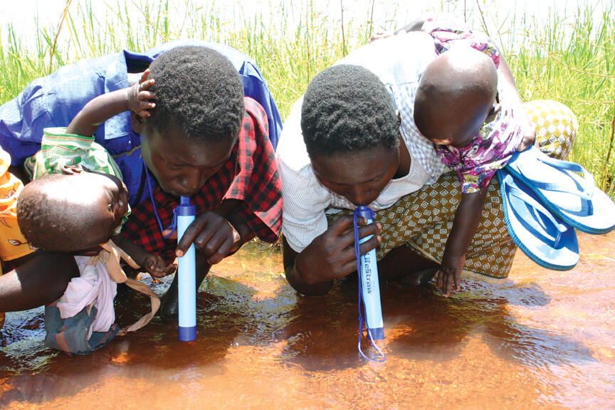 Life straw (sedotan kehidupan) bisa untuk meminum segala jenis air