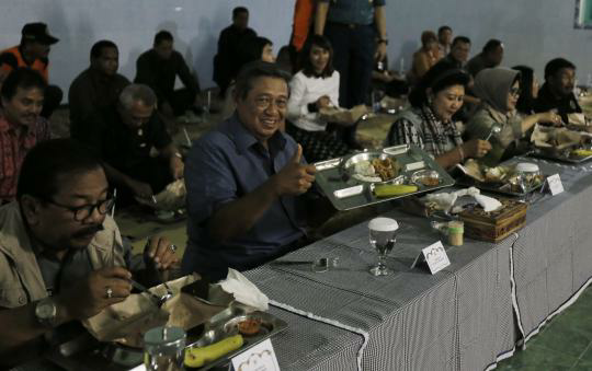 SBY makan Nasi Bungkus bareng pengungsi Gn.Kelud !!!