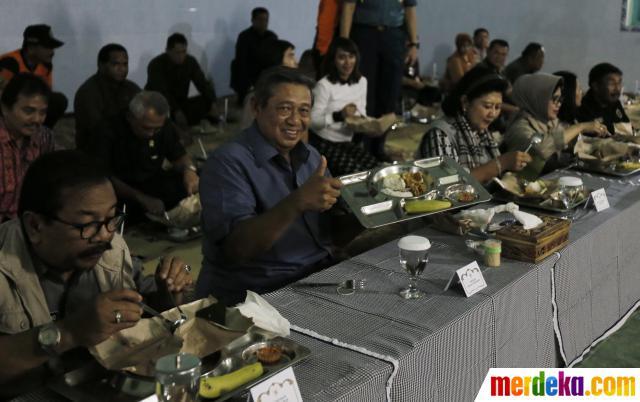 &#91;Terungkap, Ternyata Doi PANASBUNG&#93;SBY makan nasi bungkus bareng pengungsi