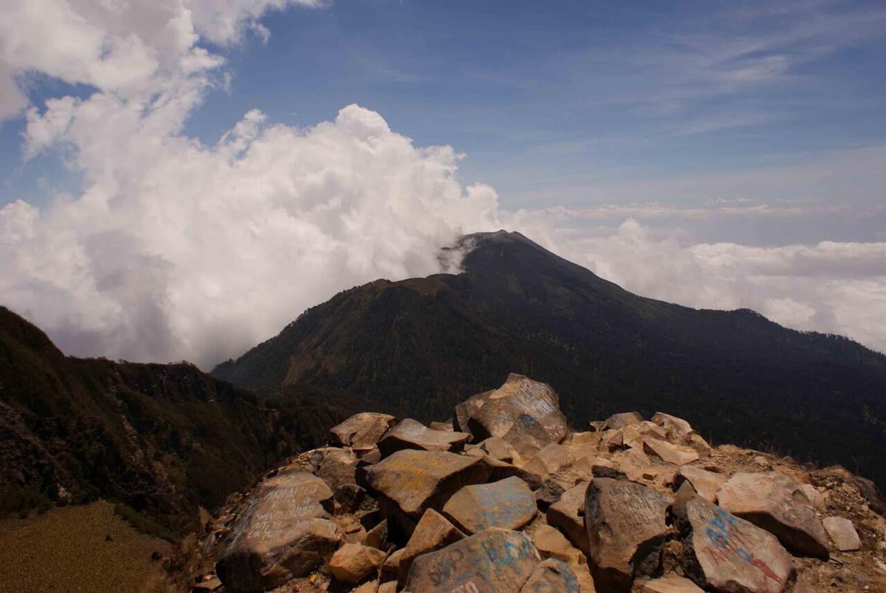 5 Gunung Paling Angker di Indonesia (HOT++)