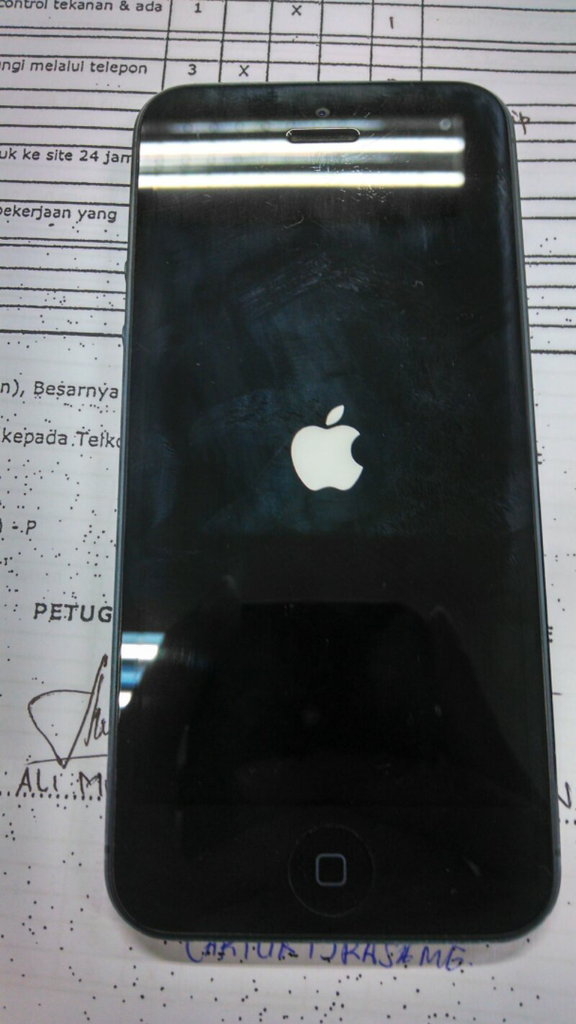 iPhone 5 black lock icloud cuman 1,75 .JKT-pusat